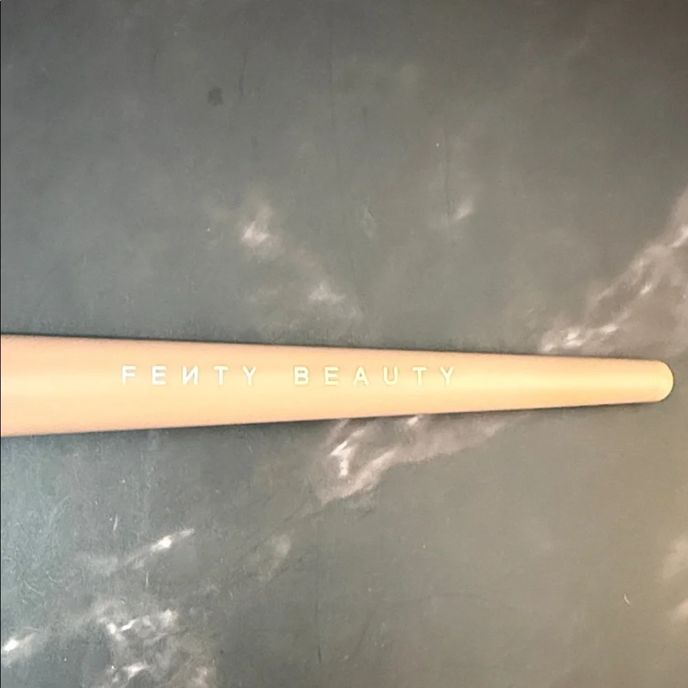 Fenty Beauty by Rihanna  Cheek Hugging Bronzer Brush 190